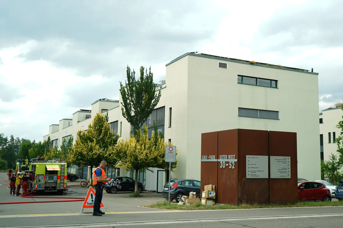 Einsatzkräfte der Feuerwehr, des Rettungsdiensts und der Polizei in Uster West.